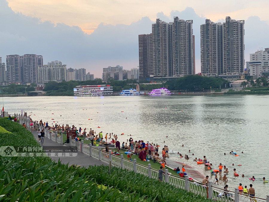 酷热难耐 南宁市民防晒神器避暑妙招五花八门(图)