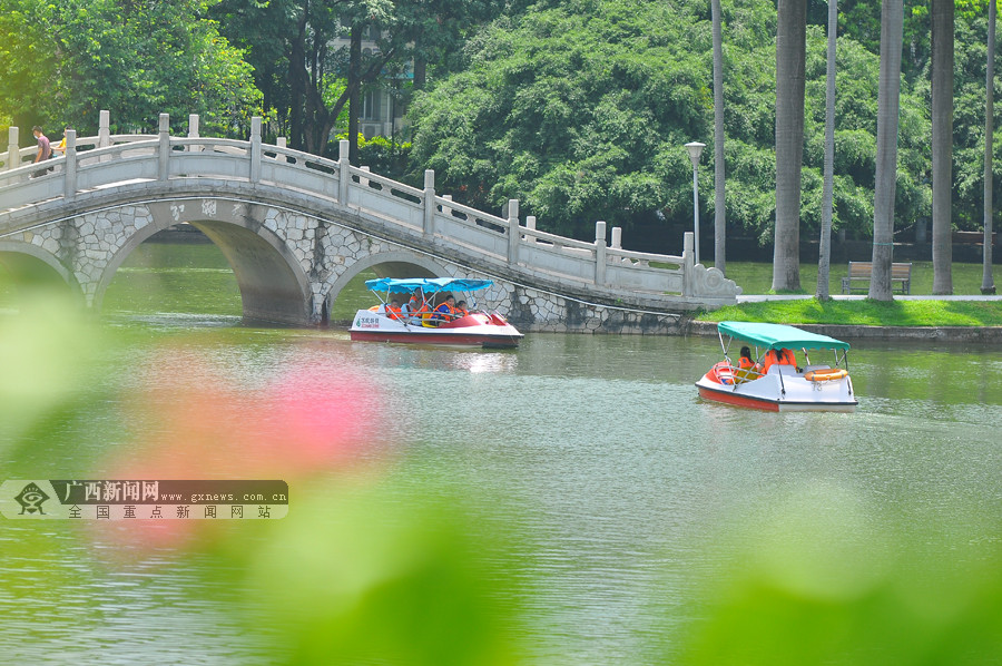 酷热难耐 南宁市民防晒神器避暑妙招五花八门(图)