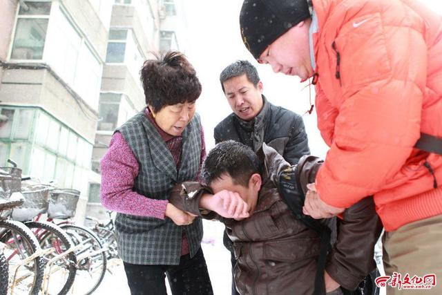 长春痴情男雪地跪俩小时求见女友