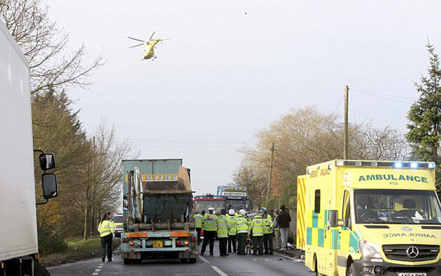 英国公路上一大卡车碾碎小轿车 车主幸运逃生