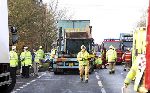 英国公路上一大卡车碾碎小轿车 车主幸运逃生