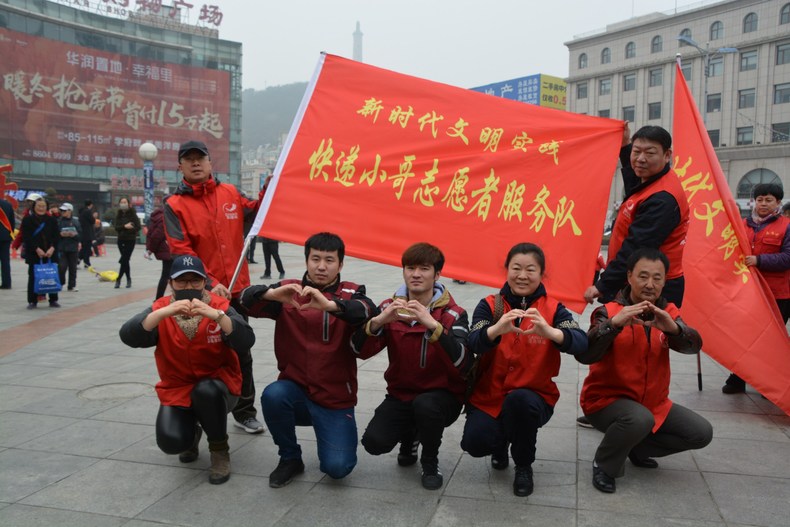 大连旅顺口区首支“快递小哥”志愿者服务队亮相