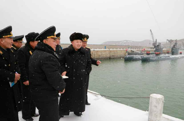 金正恩冒雪视察潜艇部队 身上被大雪覆盖