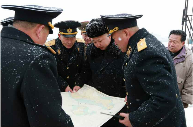 金正恩冒雪视察潜艇部队 身上被大雪覆盖