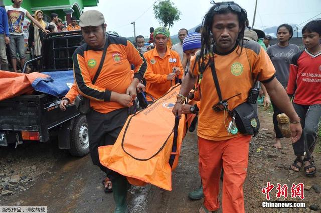 印尼泥石流致12人丧生 近百人失踪