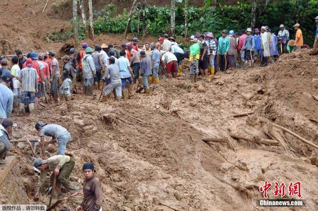 印尼泥石流致12人丧生 近百人失踪