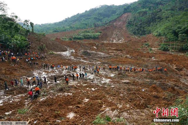 印尼泥石流致12人丧生 近百人失踪