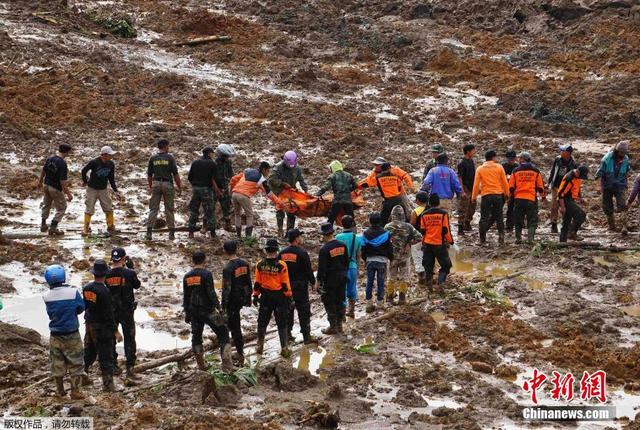 印尼泥石流致12人丧生 近百人失踪