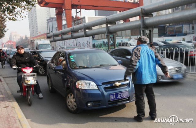 西安一男子马路上强行拦车给钱才放行