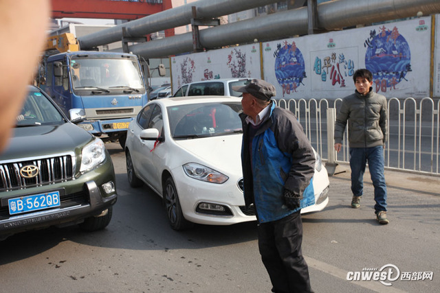 西安一男子马路上强行拦车给钱才放行