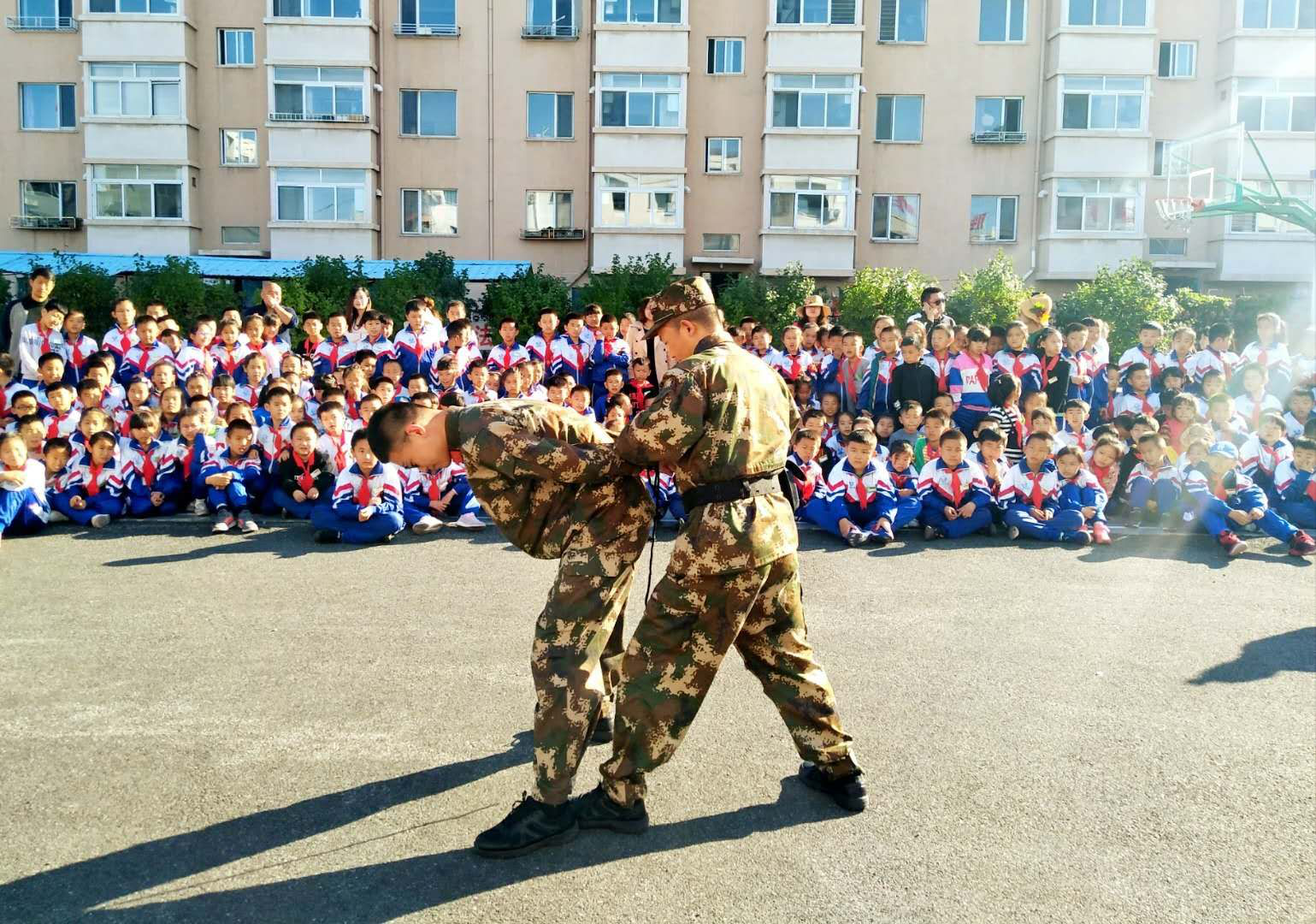 辽宁东港市200余名小学生走进新港边防派出所体验官兵生活