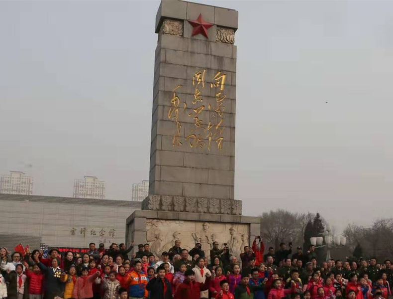 抚顺市近万名群众广场合唱“接过雷锋的枪”