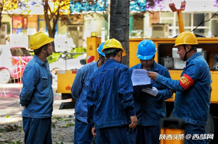 致敬平凡的劳动者|在风雨中砥砺前行 照亮小康的光明守护人