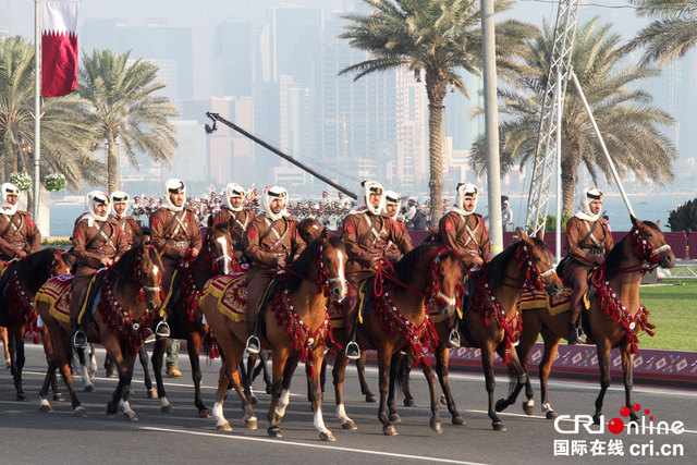 卡塔尔举行国庆阅兵 骆驼骑兵和儿童方阵引关注