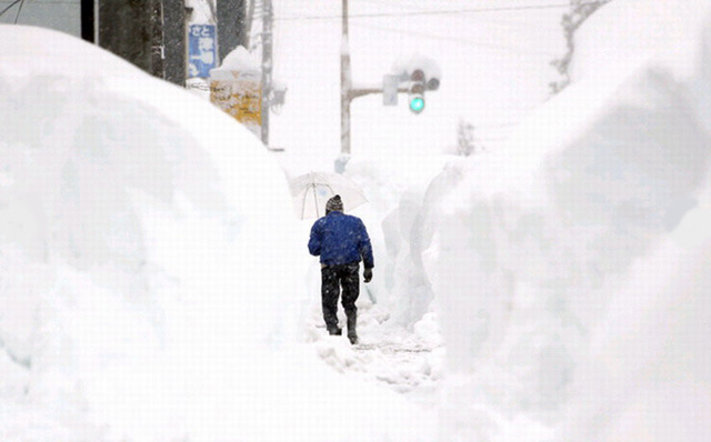 日本大雪致11人死亡 局部积雪超2米