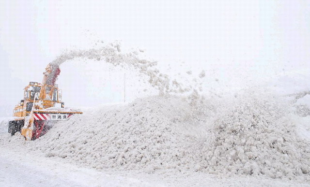 日本大雪致11人死亡 局部积雪超2米