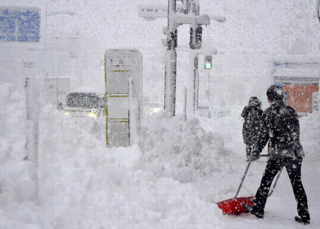 日本大雪致11人死亡 局部积雪超2米