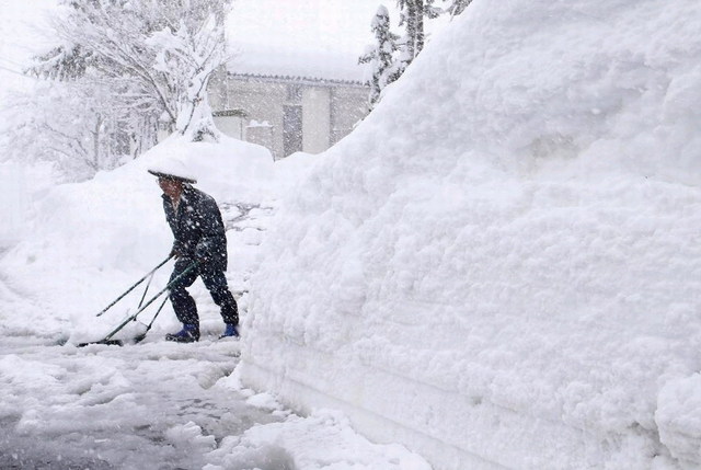 日本大雪致11人死亡 局部积雪超2米