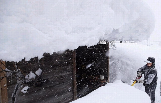 日本大雪致11人死亡 局部积雪超2米