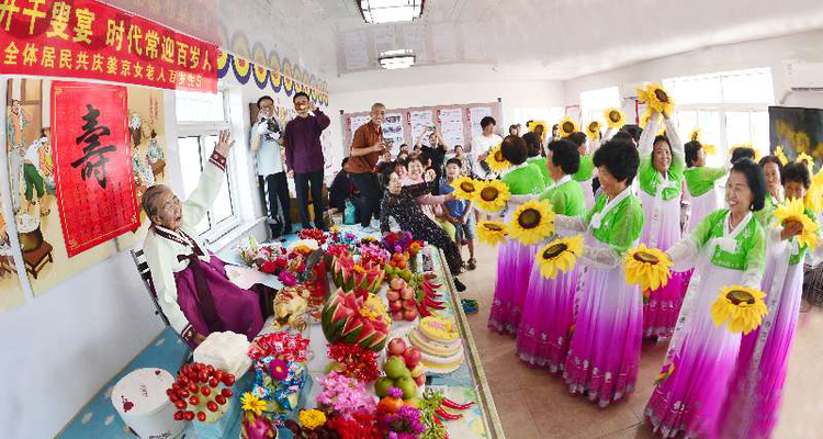 邻居节恰逢百岁老人生日宴 村民齐送祝福