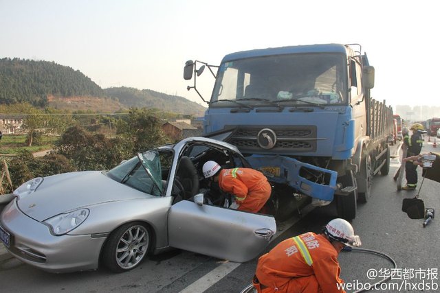 成绵高速货车追尾保时捷 一死两伤