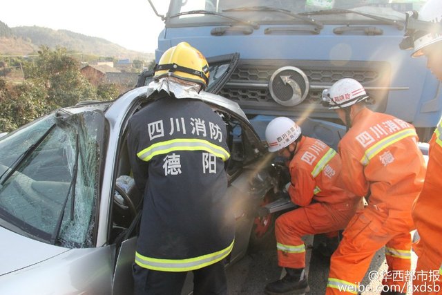 成绵高速货车追尾保时捷 一死两伤