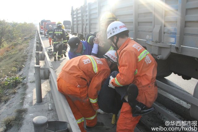 成绵高速货车追尾保时捷 一死两伤