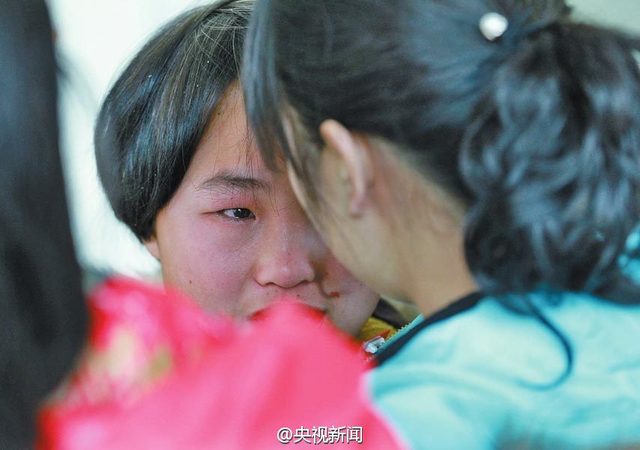 河南19岁女生边上学边照顾植物人妈妈 青丝变白发