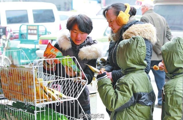 河南19岁女生边上学边照顾植物人妈妈 青丝变白发