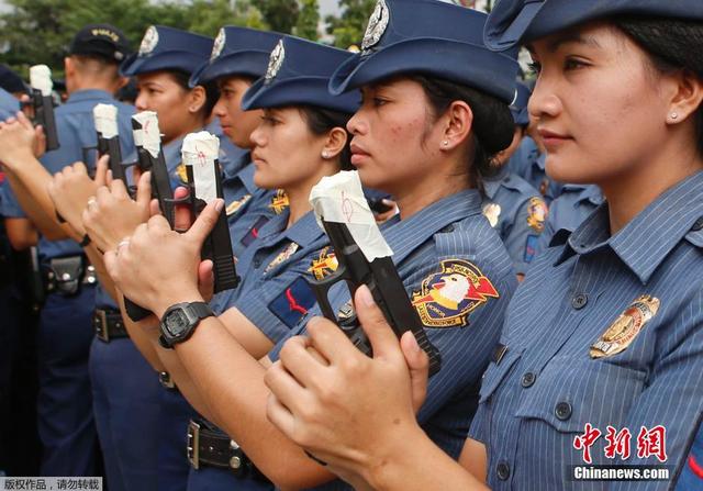 菲律宾警察举行“封枪仪式” 防止枪支走火