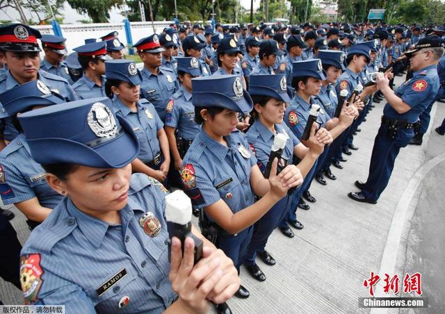 菲律宾警察举行“封枪仪式” 防止枪支走火