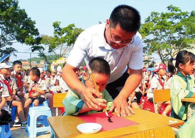 传承红色基因 争做新时代好少年 ——南宁市中小学开学典礼精彩纷呈