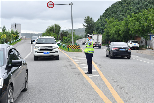 辽宁岫岩公安推进“三警一体化” 打通交通管理“神经末梢”_fororder_哈达碑派出所副所长程世良在指挥交通 摄影：沉涛