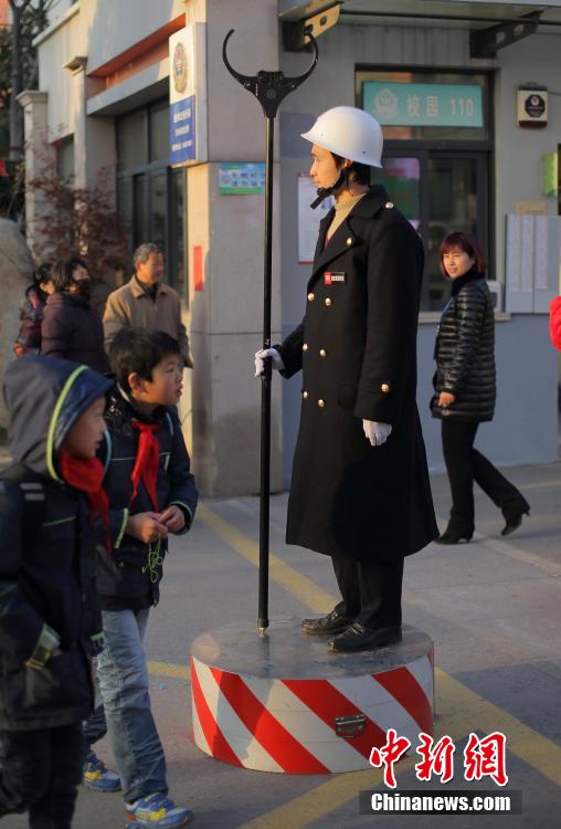 南京保安小学门前持钢叉执勤护平安