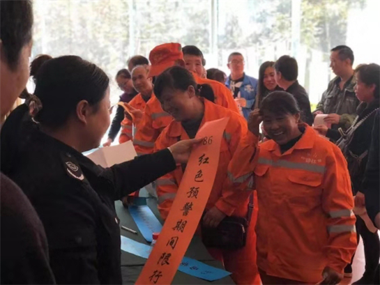 西安市碑林区举办“铁腕治霾•保卫蓝天”秋冬季大气污染防治攻坚宣传活动