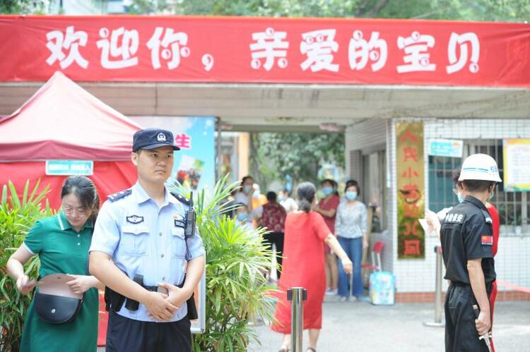 【B】开学首日 重庆渝中“护学岗”民警护航师生校园安全