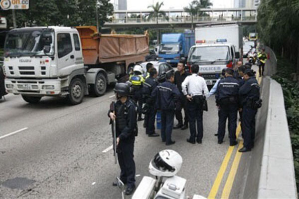 香港运钞车钱箱跌出车外大量纸币散落 民众捡拾