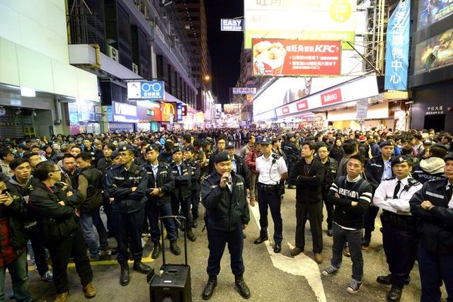 香港旺角平安夜数百人聚集多人被捕