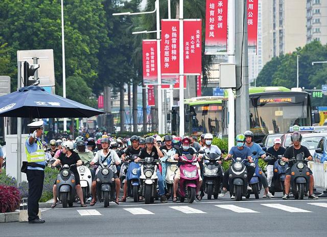 《南宁市电动自行车管理条例》实施首日—— 处罚与教育并行 交警文明执法获称赞