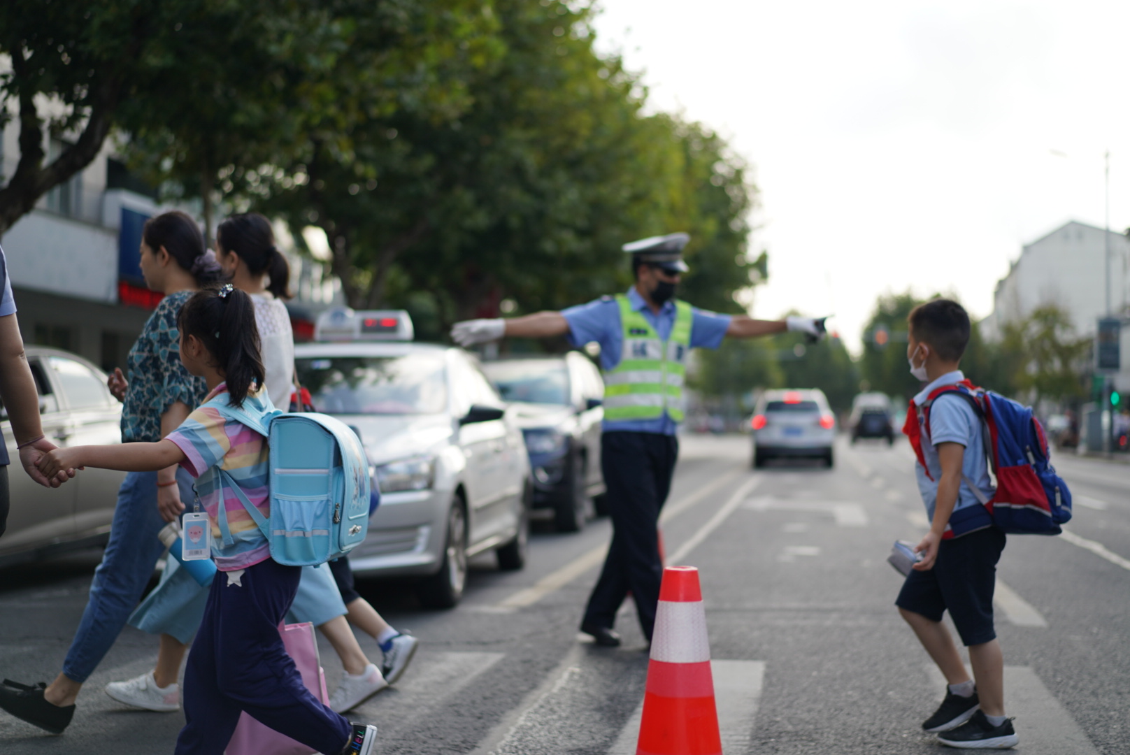 （B 平安江苏图文 chinanews带图列表 移动版）苏州姑苏交警全力做好新学期校园周边安保工作