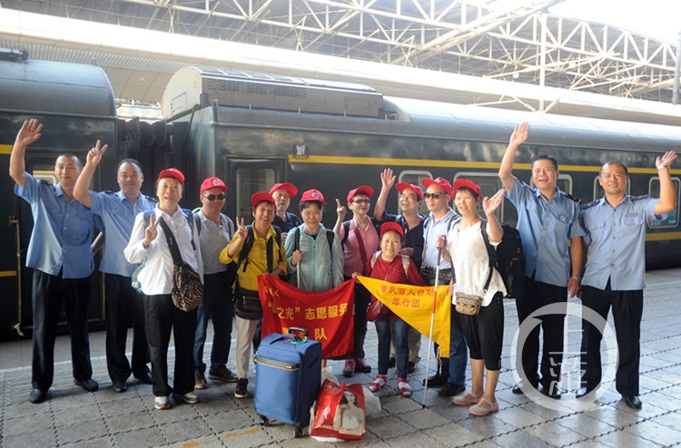 【社会民生 列表】列车上 来了一群盲人按摩师为旅客免费按摩