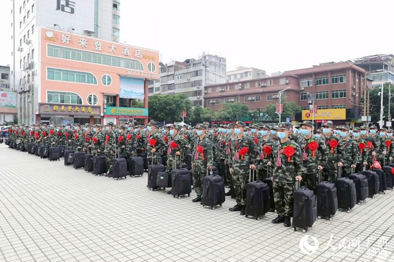 河池金城江火车站让新兵舒心踏上旅途