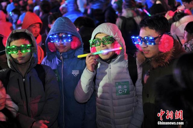 北京新年倒计时 奥运健儿齐聚鸟巢助力申冬奥