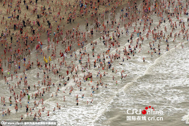 世界各地民众水中沐浴迎接新年