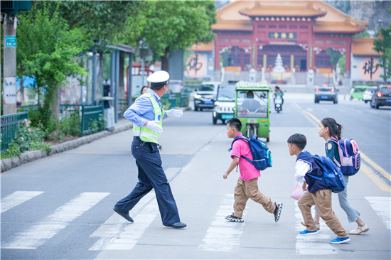 （有修改）（B 原创 三吴大地南京 移动版）连云港灌云县公安局辅警侍东亮：日均万余步 “微信运动”晒出辅警担当