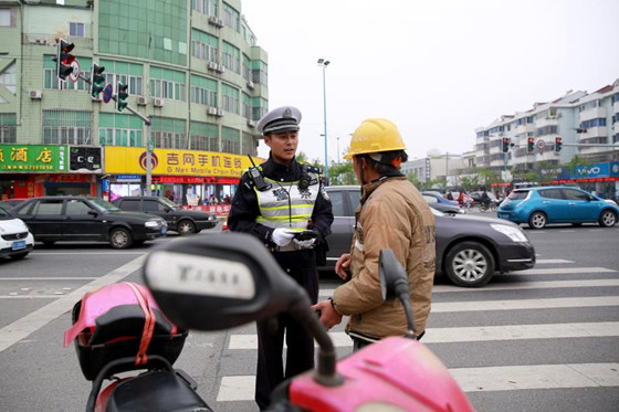 上海一交警贴单前鸣警笛提醒获好评