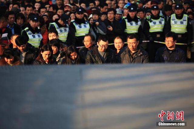 上海踩踏事件遇难者家属前往事发地哀悼