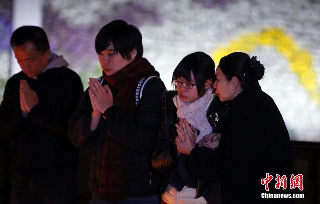 上海踩踏事件遇难者家属前往事发地哀悼