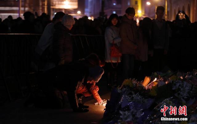 上海踩踏事件遇难者家属前往事发地哀悼