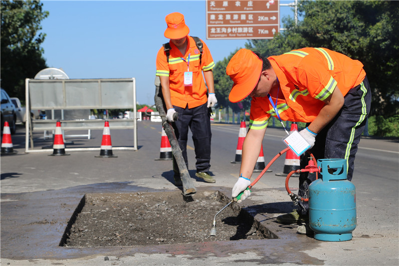 【B】河南宝丰：技能比武展才艺 道路畅通保民生